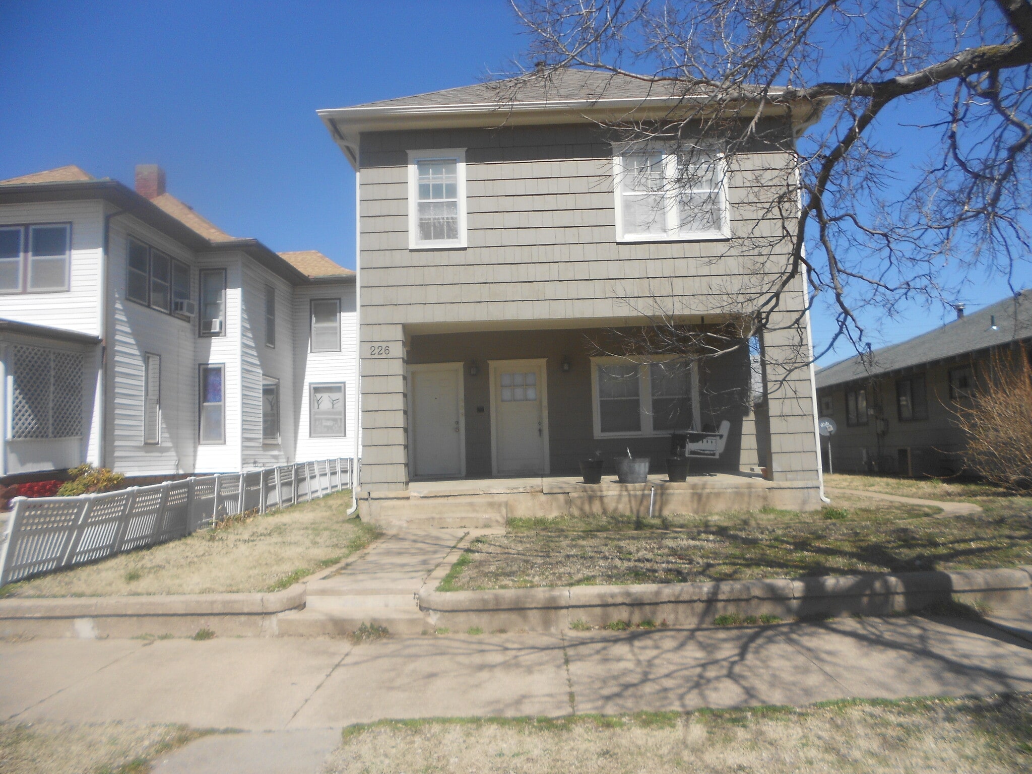 Building Photo - 226 E 5th Ave