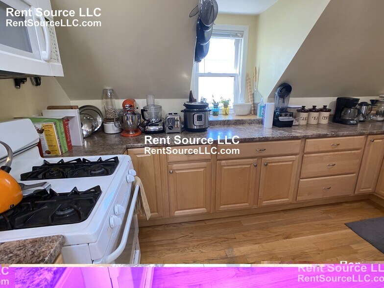 Building Photo - 20 Radcliffe Rd