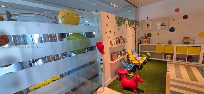 Building Photo - 1600 SW 1st Ave