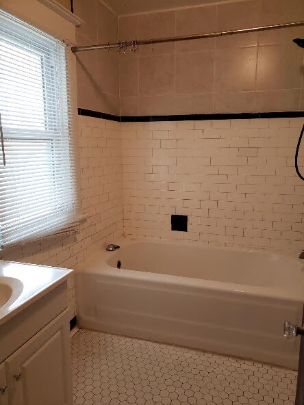 Building Photo - 918 E Locust St