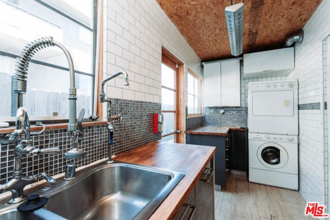 Building Photo - 10961 Strathmore Dr