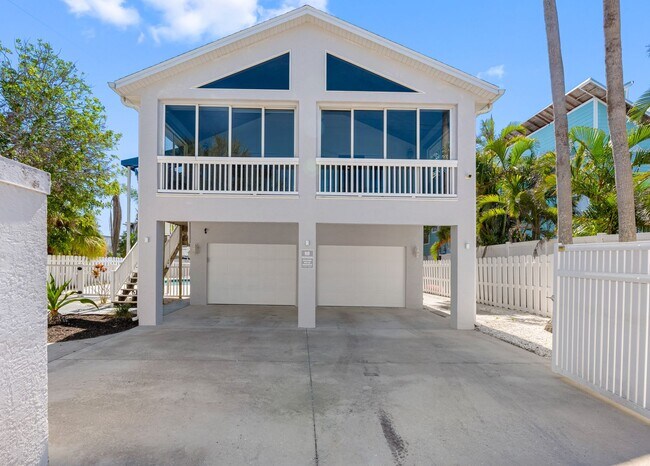 Building Photo - Steps to One of the Finest Beaches – Spaci...
