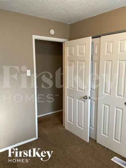 Building Photo - 6219 Silver Fox Dr