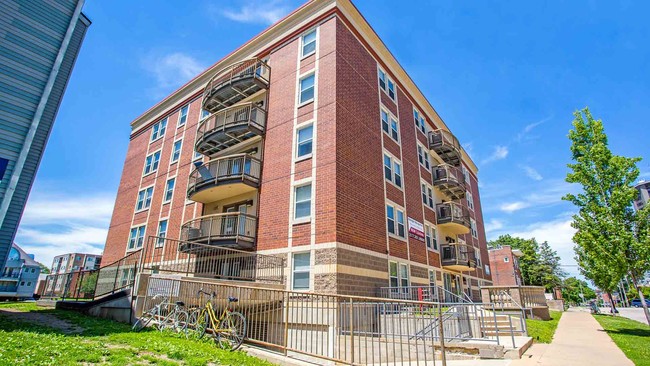 Building Photo - 907 Third