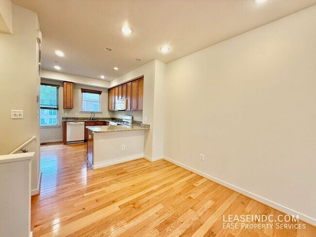 Building Photo - 1041 5th St SE