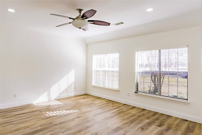 Building Photo - 1306 Lakeside Dr