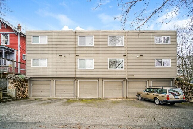 Building Photo - 131 SE 22nd Ave