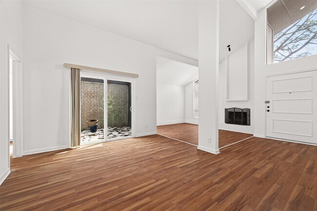 Building Photo - 15903 Hickory Knoll Dr