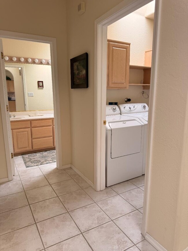 Building Photo - 711 Tramway Pl NE