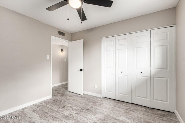 Building Photo - 600 E Bell De Mar Dr