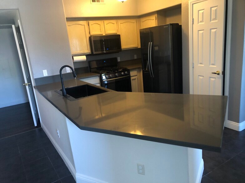 Building Photo - 3400 Cabana Dr
