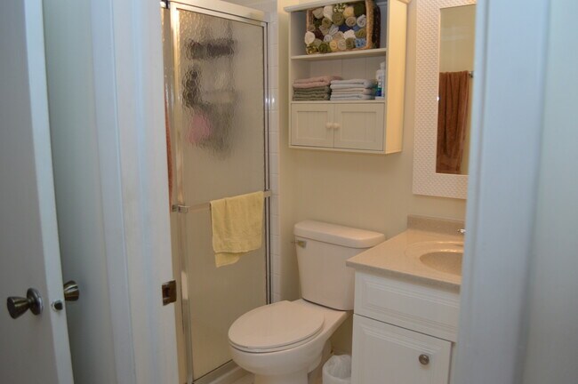 Building Photo - 696 Oakmont Ln