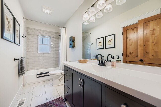 Building Photo - Idyllic Downtown Longmont 5-BDR Retreat