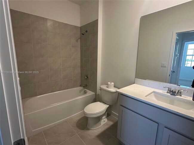 Building Photo - 822 SW 11th Ter