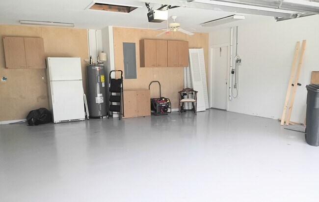 Building Photo - 727 Gilda Dr