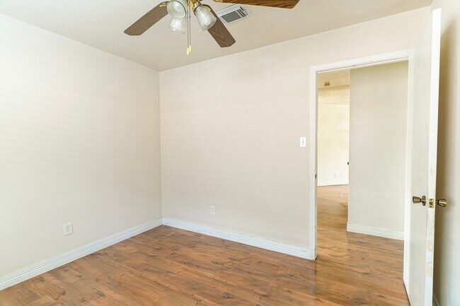 Building Photo - 22018 Kenlake Dr