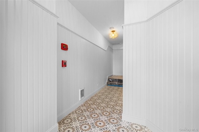 Building Photo - 584 E Main St