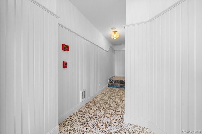 Building Photo - 584 Main St