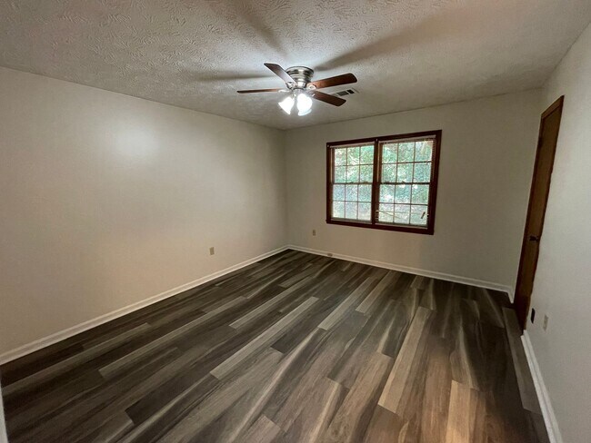 Building Photo - Secluded 2/1.5 Apartment East Rome $1,095