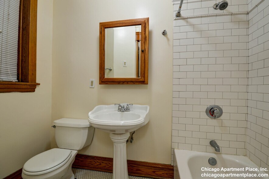 Building Photo - 3914 N Greenview Ave