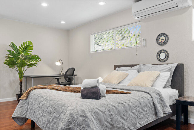 Diamond Bedroom - 2302 Oakwood Dr