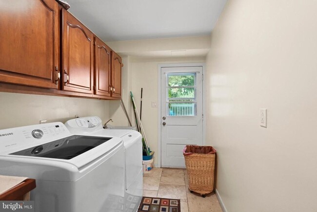 Building Photo - 5400 Woodlyn Ct