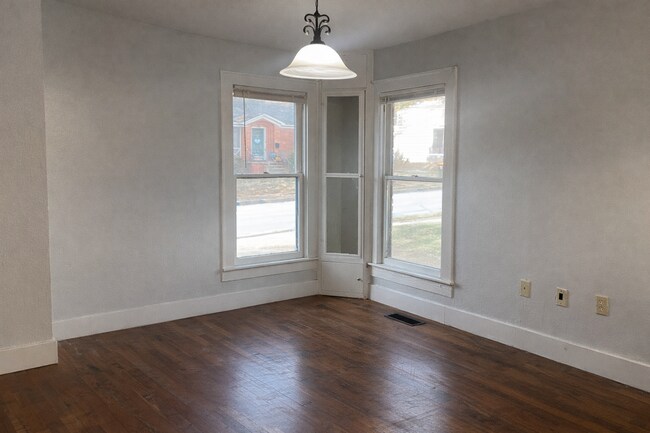 Building Photo - 832 S Bois D Arc Ave