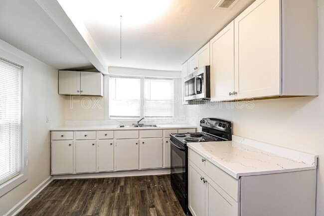 Building Photo - 709 S Davis Ave