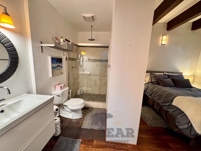 Building Photo - Beautiful furnished 3 bedroom! Great Location!