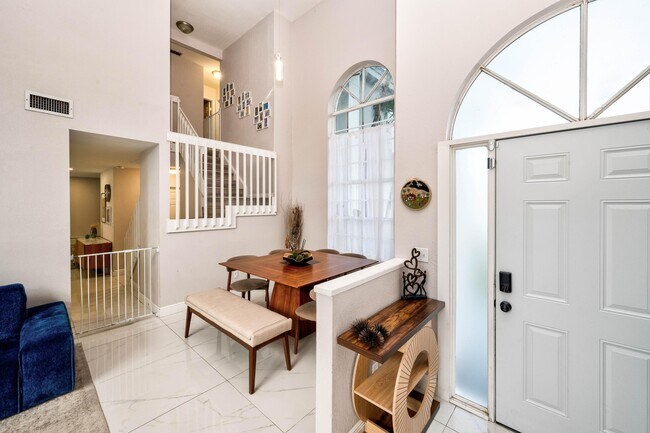 Building Photo - 621 Lakeshore Terrace