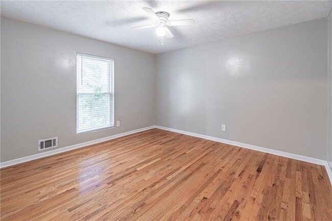 Building Photo - 495 Ansley Dr