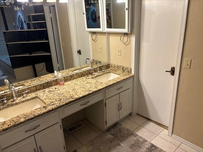 Building Photo - Beautifully Spacious Home in Warr Acres wi...
