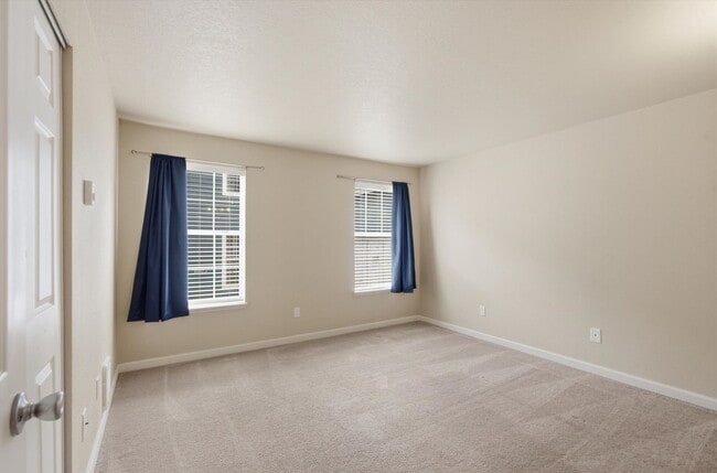 Building Photo - 2 bed 2 bath close to freeway