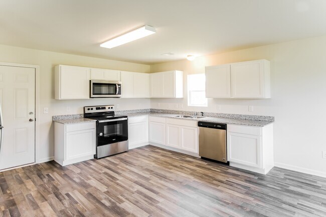 Building Photo - 4112 Lake Russell Dr