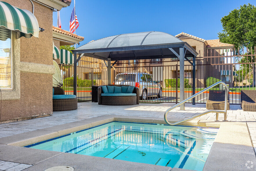 24 Hour Pool & Jacuzzi - Tiffany Place Apartments