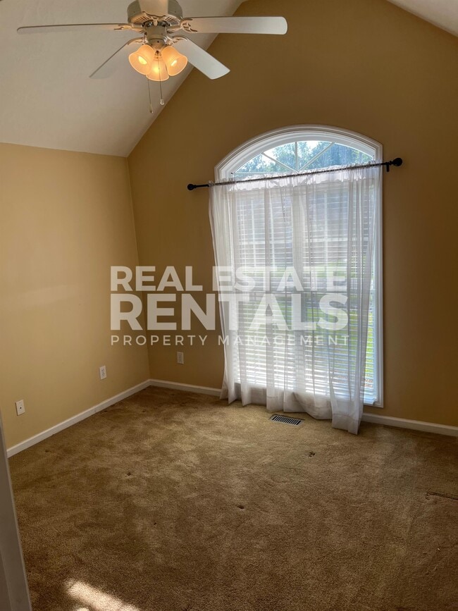 Building Photo - 1121 Castle Dr