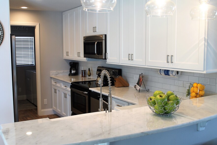 KITCHEN - 12 Clarendon Ct S