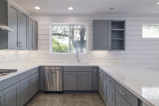 Building Photo - 4111 Spicewood Springs Rd