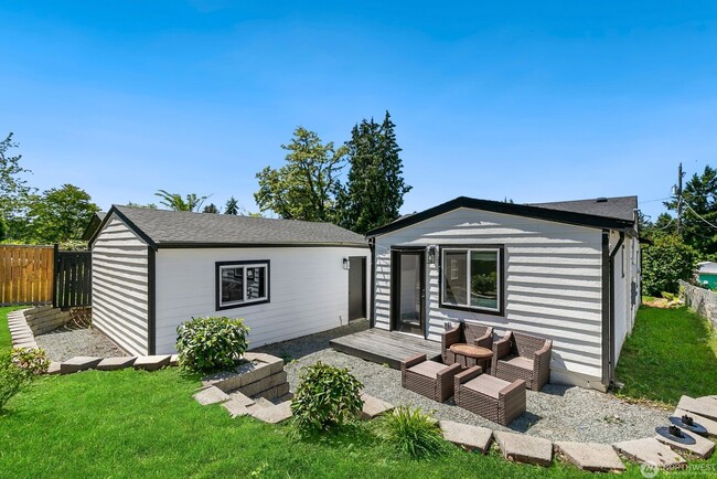 Building Photo - Remodeled, move in condition!