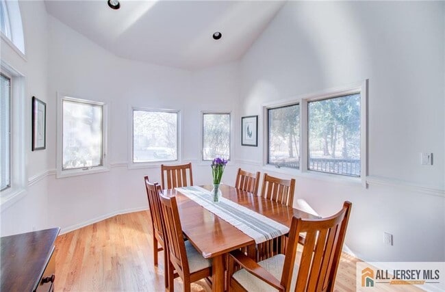 Building Photo - 388 Sayre Dr
