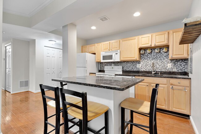 Building Photo - 4 bedroom - Great NW DC location