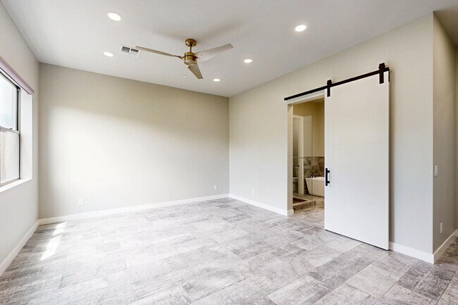 Building Photo - 2645 E Osborn Rd