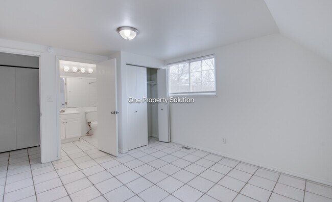 Building Photo - 924 W 60th Pl