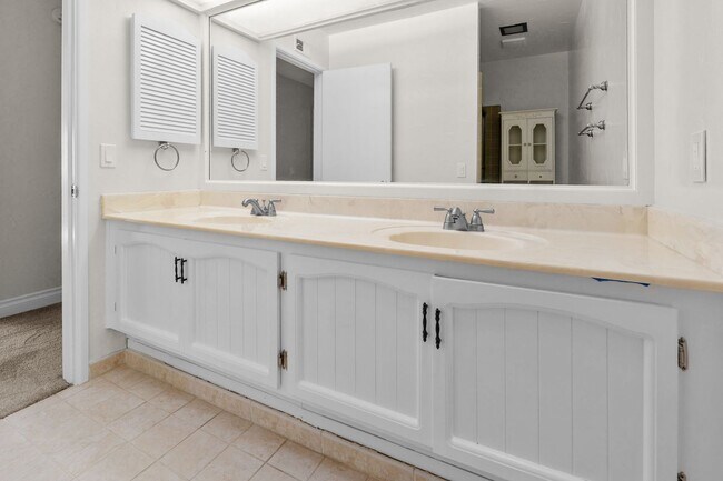 Building Photo - 6415 Lochmoor Dr