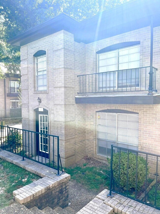 Building Photo - 1601 N Bryant St
