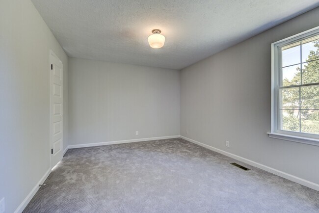 Building Photo - 606 Newhall Dr