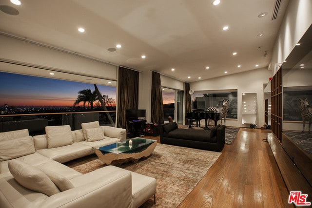 Building Photo - 9444 Sierra Mar Pl