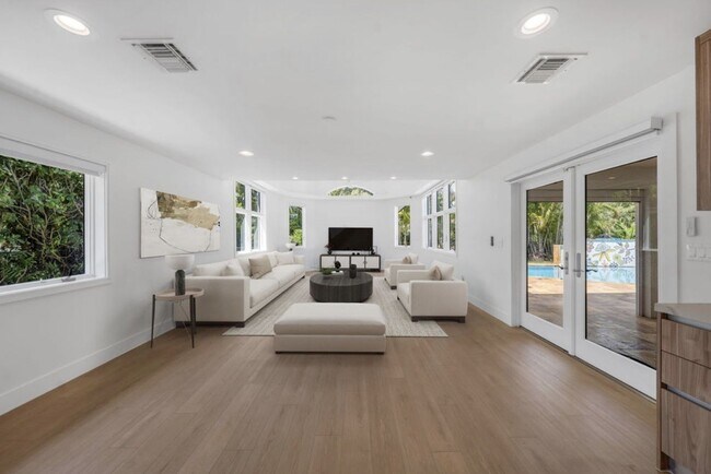 Building Photo - 5120 Carillo St