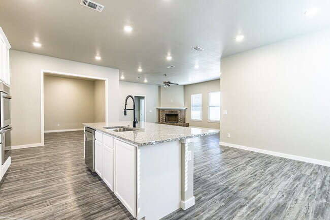 Building Photo - Beautiful 4 bed 3 bath home