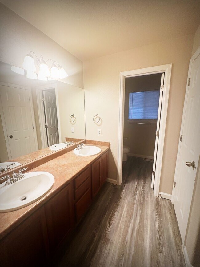 Building Photo - Monument remodeled townhome